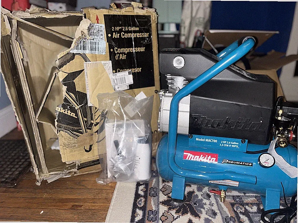 Makita MAC700 2.0 Hp 2.6 Gallon Cast Iron Roll-Cage Big Bore Air Compressor